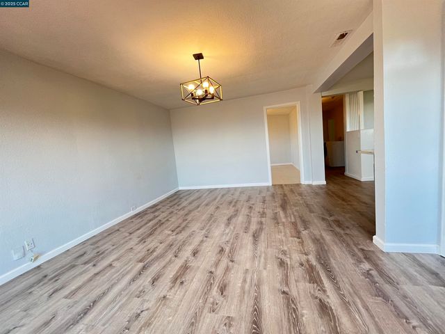 7618 Sunkist Dr, Oakland, CA 94605