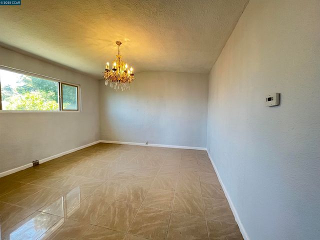 7618 Sunkist Dr, Oakland, CA 94605