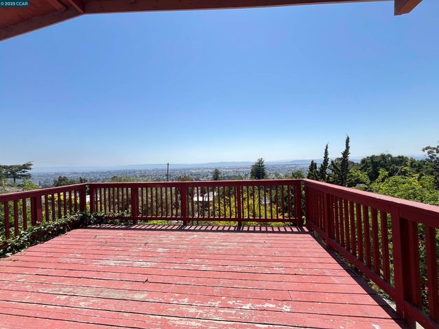 7618 Sunkist Dr, Oakland, CA 94605