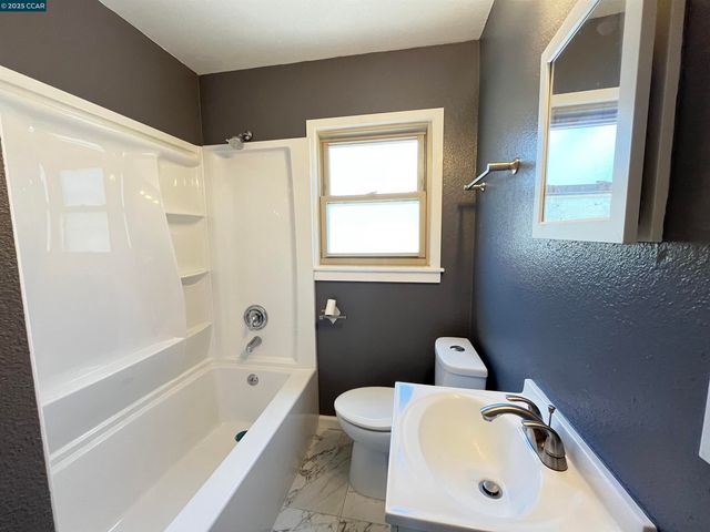 7618 Sunkist Dr, Oakland, CA 94605