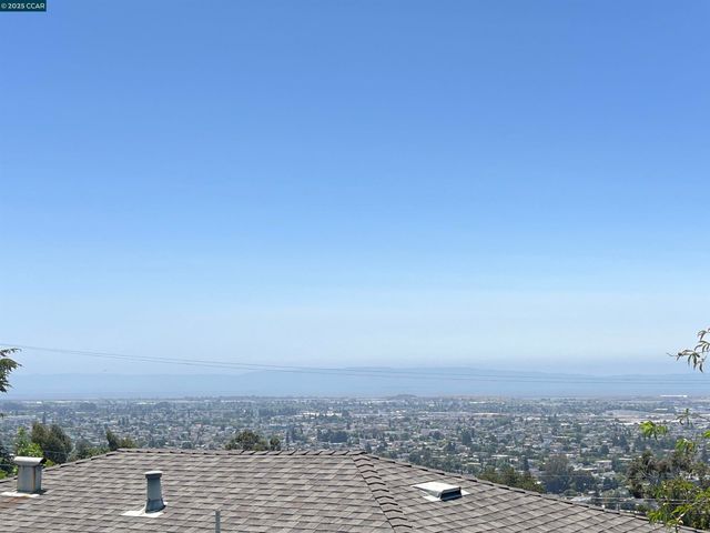 7618 Sunkist Dr, Oakland, CA 94605
