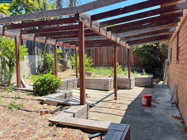 7618 Sunkist Dr, Oakland, CA 94605