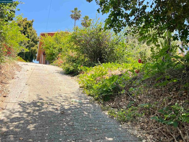 7618 Sunkist Dr, Oakland, CA 94605
