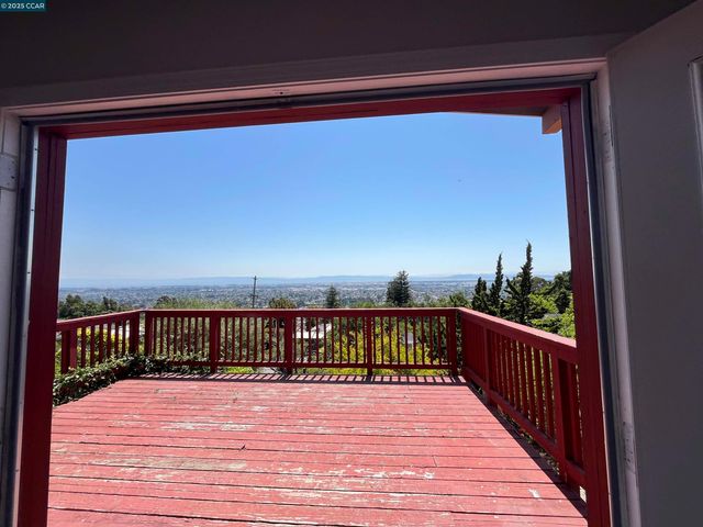 7618 Sunkist Dr, Oakland, CA 94605