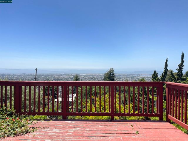 7618 Sunkist Dr, Oakland, CA 94605