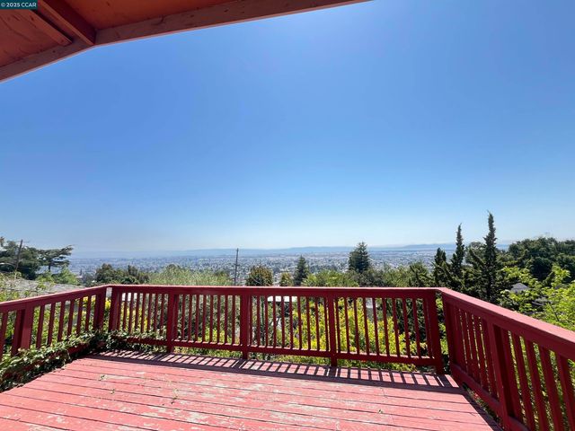 7618 Sunkist Dr, Oakland, CA 94605