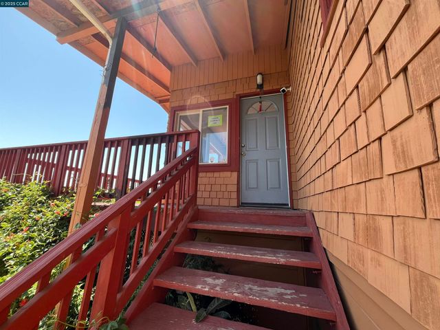 7618 Sunkist Dr, Oakland, CA 94605