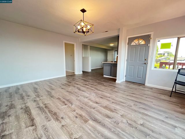 7618 Sunkist Dr, Oakland, CA 94605