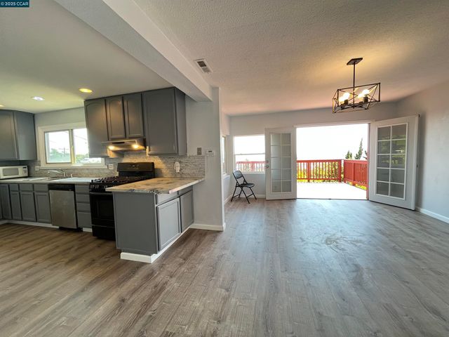 7618 Sunkist Dr, Oakland, CA 94605