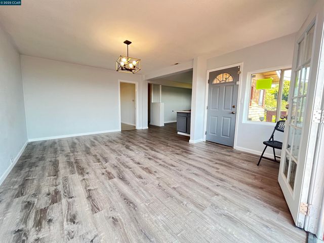 7618 Sunkist Dr, Oakland, CA 94605