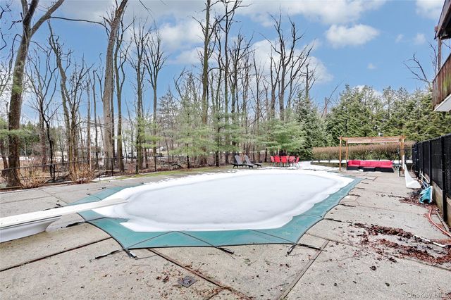 42 Cragmere Road, Airmont, NY 10901