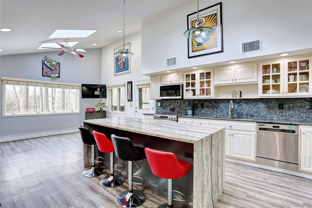 42 Cragmere Road, Airmont, NY 10901