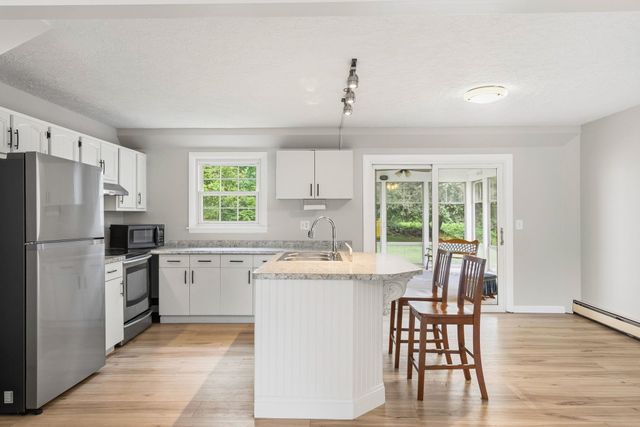 5 Johns Drive, Hooksett, NH 03106