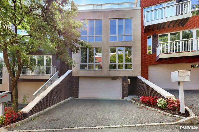 22 Vela Way, Edgewater, NJ 07020