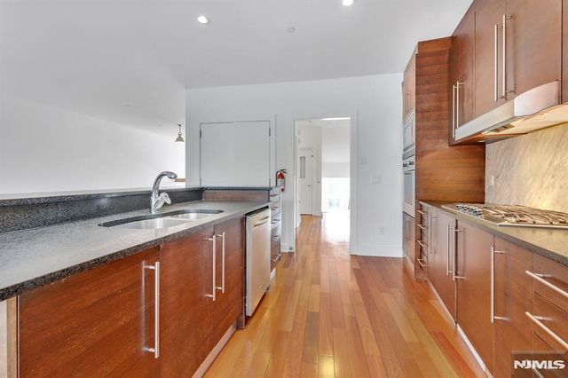 22 Vela Way, Edgewater, NJ 07020