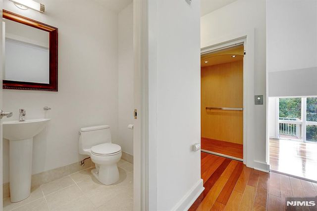 22 Vela Way, Edgewater, NJ 07020