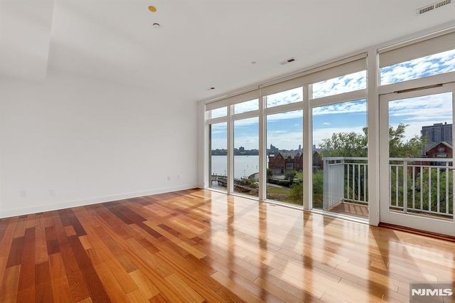 22 Vela Way, Edgewater, NJ 07020