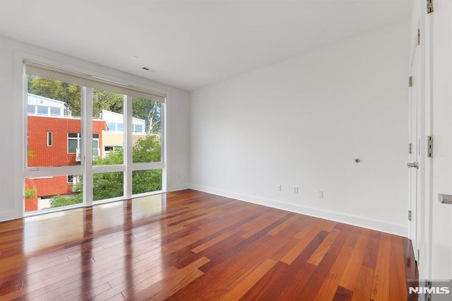 22 Vela Way, Edgewater, NJ 07020