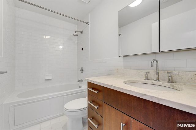 22 Vela Way, Edgewater, NJ 07020