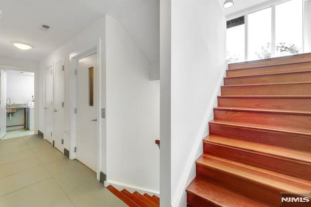 22 Vela Way, Edgewater, NJ 07020