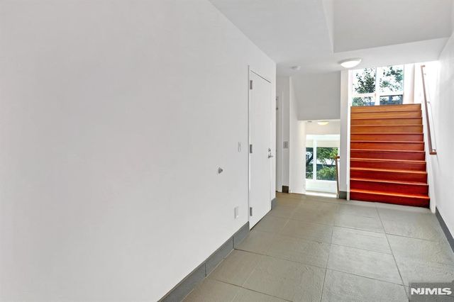 22 Vela Way, Edgewater, NJ 07020