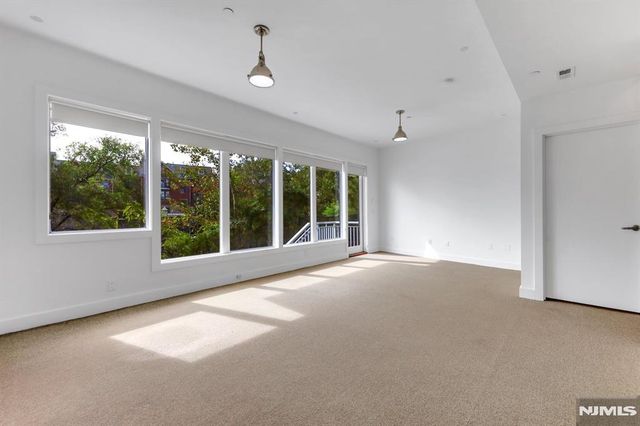 22 Vela Way, Edgewater, NJ 07020