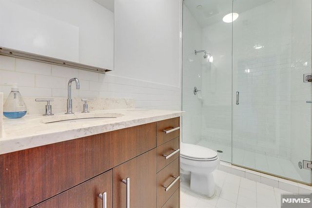 22 Vela Way, Edgewater, NJ 07020