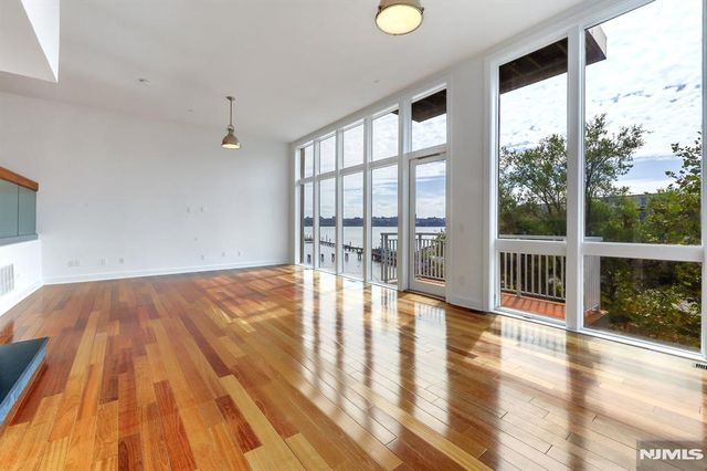 22 Vela Way, Edgewater, NJ 07020