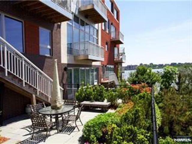 22 Vela Way, Edgewater, NJ 07020