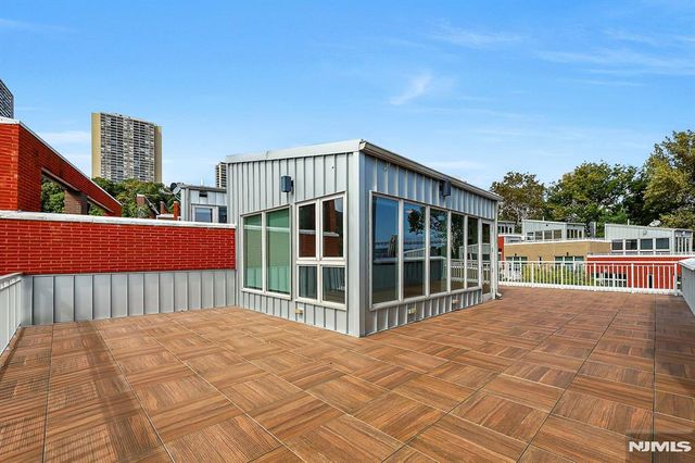 22 Vela Way, Edgewater, NJ 07020