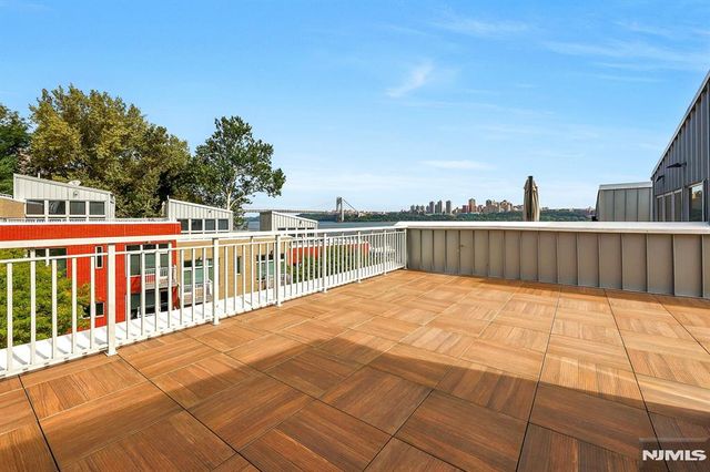 22 Vela Way, Edgewater, NJ 07020