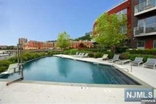 22 Vela Way, Edgewater, NJ 07020