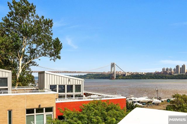 22 Vela Way, Edgewater, NJ 07020