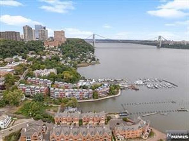 22 Vela Way, Edgewater, NJ 07020