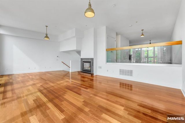 22 Vela Way, Edgewater, NJ 07020