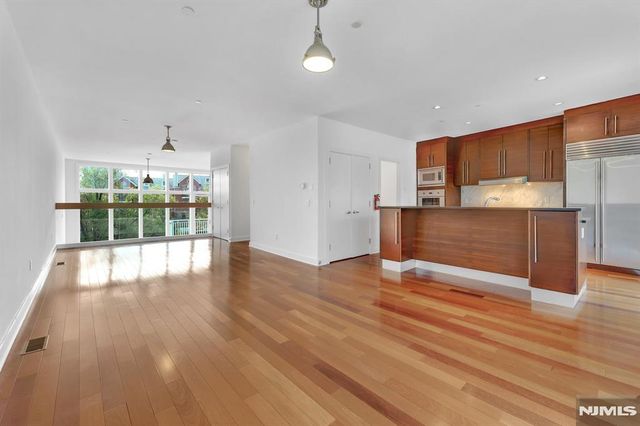 22 Vela Way, Edgewater, NJ 07020