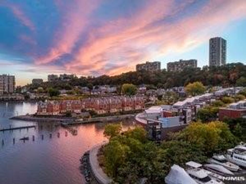 22 Vela Way, Edgewater, NJ 07020