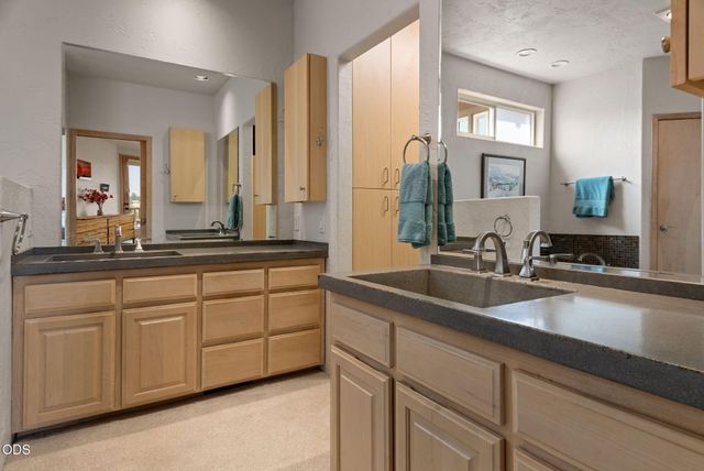 61345 Mountain Breezes Court, Bend, OR 97702