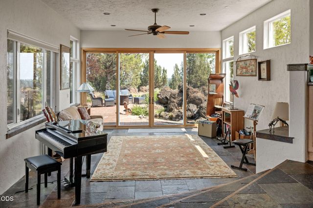 61345 Mountain Breezes Court, Bend, OR 97702