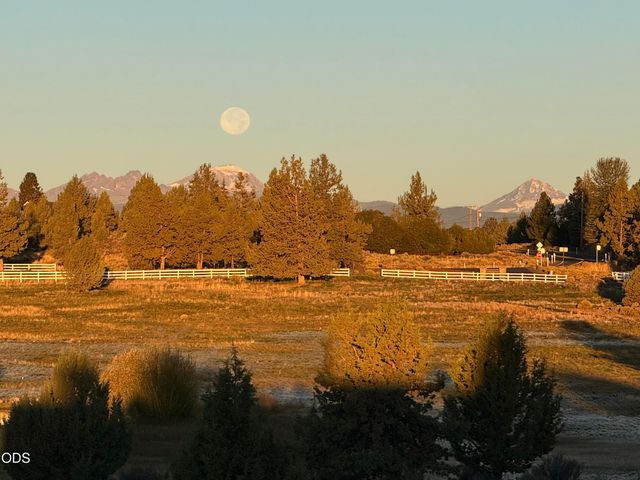 61345 Mountain Breezes Court, Bend, OR 97702