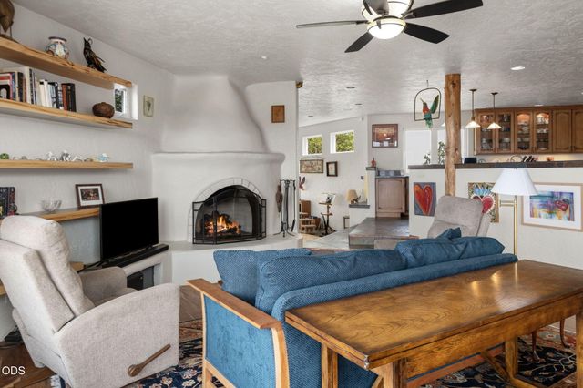 61345 Mountain Breezes Court, Bend, OR 97702