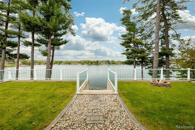 11274 Oakwood Drive, Jerome, MI 49249