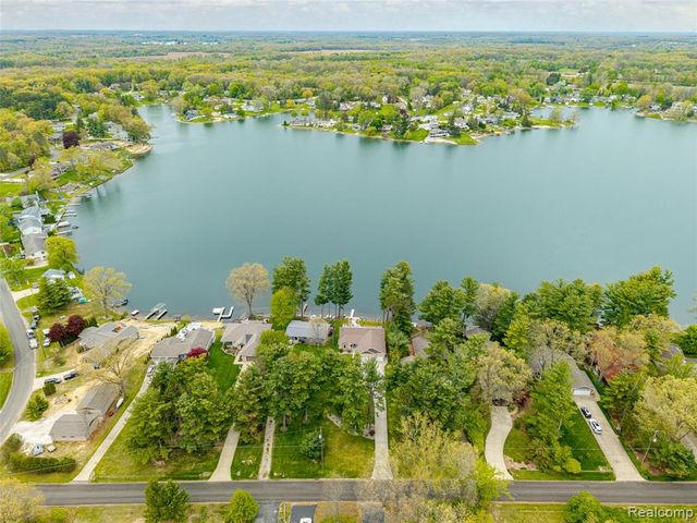 11274 Oakwood Drive, Jerome, MI 49249