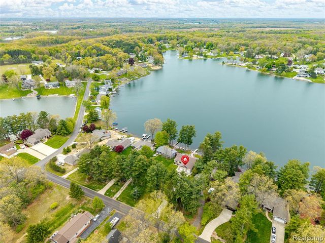 11274 Oakwood Drive, Jerome, MI 49249