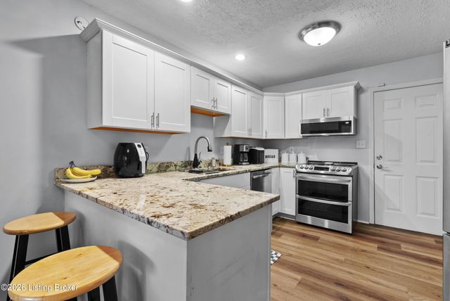 3901 Meadow Ridge Pl, Louisville, KY 40218