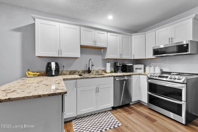 3901 Meadow Ridge Pl, Louisville, KY 40218