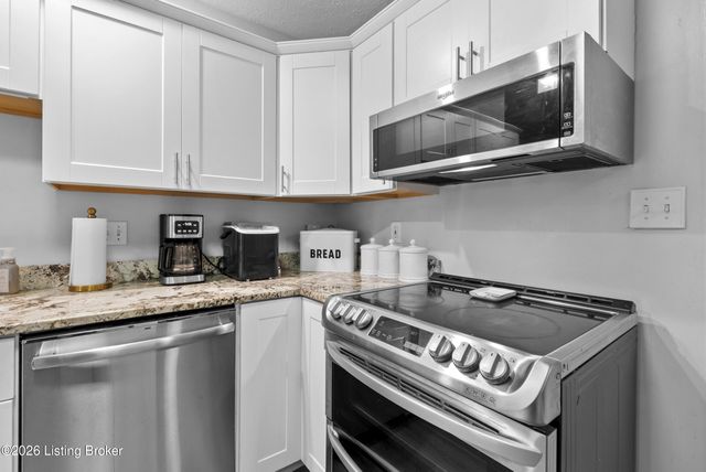 3901 Meadow Ridge Pl, Louisville, KY 40218