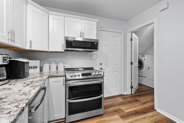 3901 Meadow Ridge Pl, Louisville, KY 40218