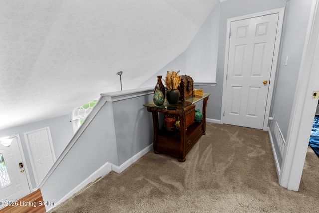 3901 Meadow Ridge Pl, Louisville, KY 40218