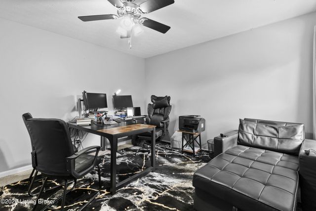 3901 Meadow Ridge Pl, Louisville, KY 40218